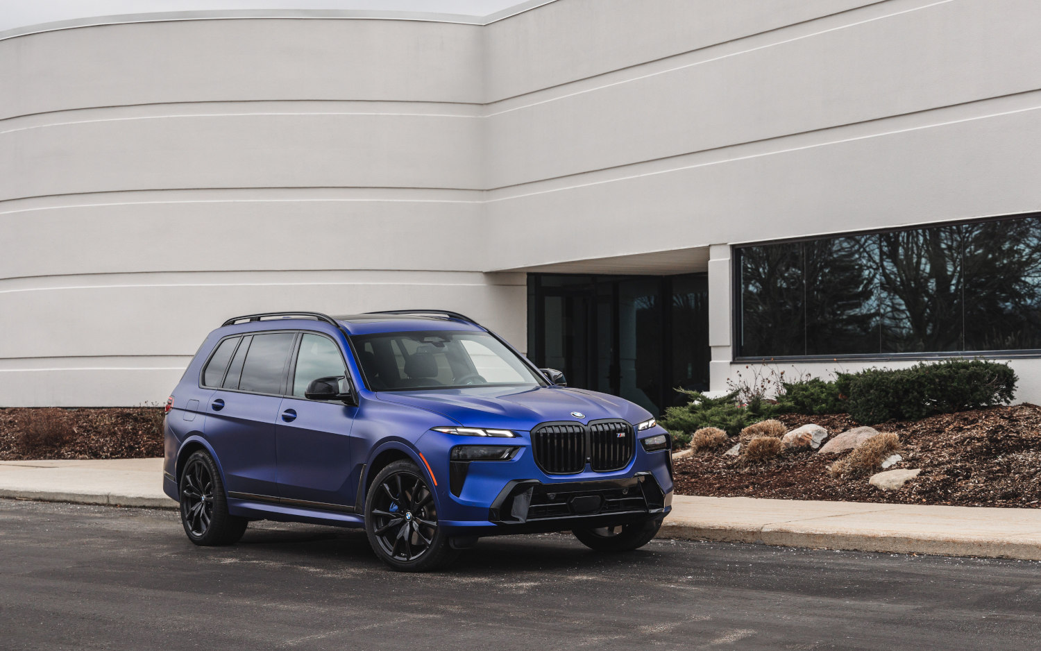 Comparison BMW X7 M60i 2023 vs BMW X7 xDrive40i 2023 SUV Drive